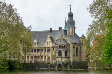 Yüzlerce yıllık eski bir kale. Bina refl