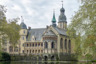 Yüzlerce yıllık eski bir kale. Bina refl