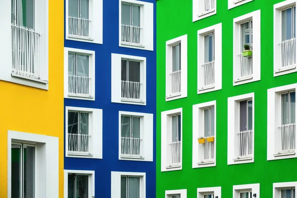 Цветные фасады жилых зданий в цветах желтый, б — стоковое фото