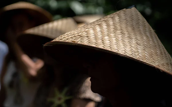 Традиционная соломенная вьетнамская шляпа — стоковое фото