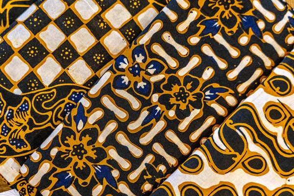 Ropa batik alegre y de colores brillantes que se encuentra a menudo en Indonesia . — Foto de Stock