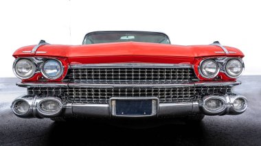 Eski bir Amerikan arabasının ön görüntüsü.