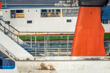 Eski ve paslı feribot tekneleri