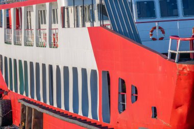 Eski ve paslı feribot tekneleri