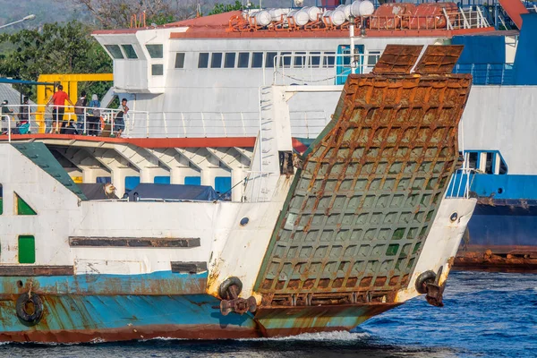 Bateaux ferry vieux et rouillés — Photo