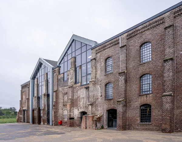 Antigua fachada de fábrica — Foto de Stock