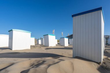 Hollanda plajı boyunca bir sürü plaj kulübesi bulabilirsiniz. Normalde hafta sonu orada kalan ya da tatillerini orada geçiren turistler tarafından işgal edilirler.