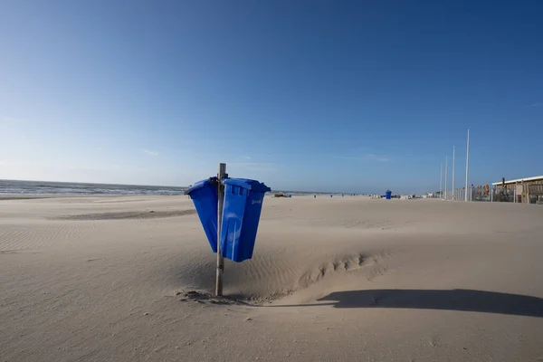 Голубые Мусорные Баки Пустынном Песчаном Пляже Заднем Плане Видно Море — стоковое фото