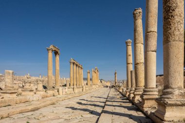 Ürdün 'deki Jerash arkeolojik alanı. Roma döneminden kalma anıtsal kalıntıları gösteriyor.