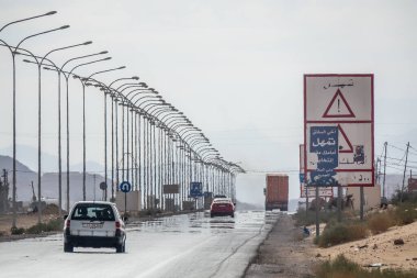 Petra / Ürdün-Kasım 21 2018: Otoyol boyunca tehlike işaretleri