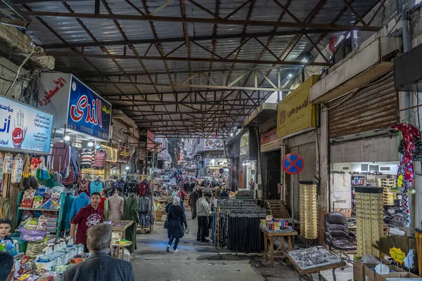 Akabe, Ürdün-Kasım 18 2020 Akabe pazarı Orta Doğu 'da sıklıkla görüldüğü gibi.