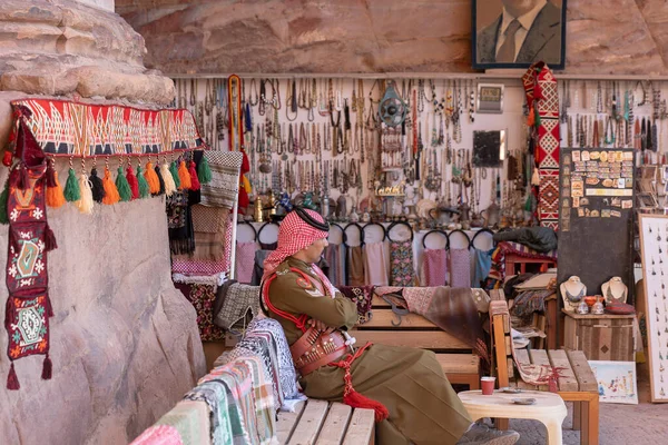 Petra Jordania Noviembre 2018 Soldado Árabe Vestido Tradicionalmente Una Tienda — Foto de Stock