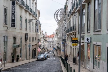 LISBON / PORTUGAL - 5 Kasım 2019: Lizbon, Portekiz 'in tipik sokak sahnesi. Çok fazla yükseklik farkı, barok mimari ve tramvaylar sokak manzarasını belirler