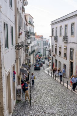 LISBON / PORTUGAL - 5 Kasım 2019: Lizbon, Portekiz 'in tipik sokak sahnesi. Çok fazla yükseklik farkı, barok mimari ve tramvaylar sokak manzarasını belirler