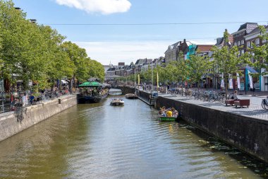 SNEEK / NETHERLANDS - 2 Ağustos 2020: Kanallardaki insanlar güneşin tadını çıkarıyorlar