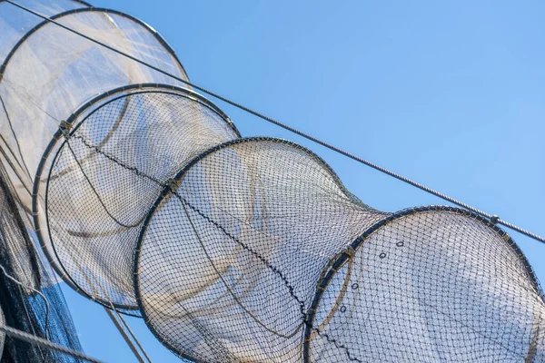 Redes Pesca Secándose Sol Bajo Cielo Azul Claro — Foto de Stock