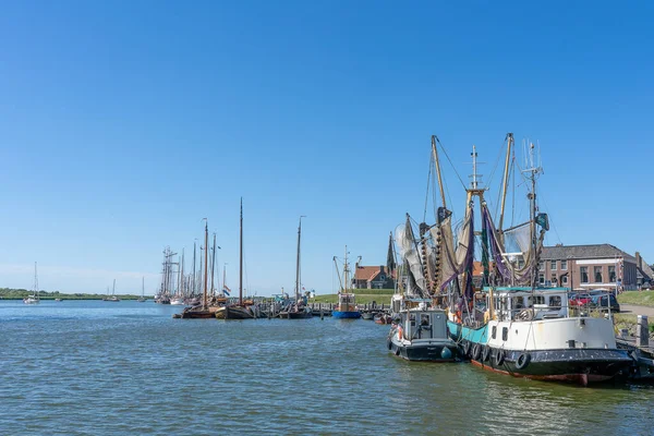 Lege Zeilboten Pleziervaartuigen Liggen Een Rustige Omgeving Het Water — Stockfoto