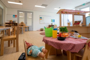 ARNHEM / NETHERLANDS - 28 Ağustos 2020: Anaokulundaki çocuklar oyuncaklarla oynuyorlar. Dolaplarda, kutularda ve kasalarda depolanan diğer oyuncaklar.