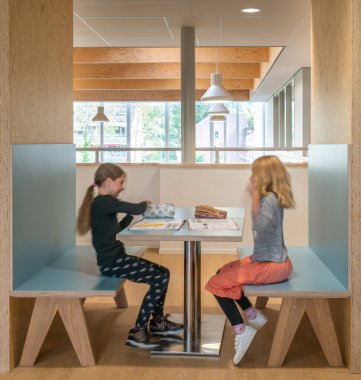 ARNHEM / NETHERLANDS - 28 AĞUSTOS 2020: İlkokuldaki çocuklar grup olarak çalışırlar. Modern bir okul binasındalar.