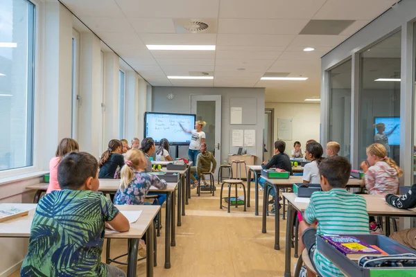 Арнхем Нидерланды Августа 2020 Дети Начальной Школе Работают Вместе Группах — стоковое фото