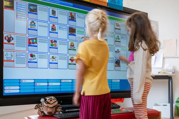 Arnhem Países Bajos Agosto 2020 Niños Escuela Frente Monitor Pantalla Imagen De Stock