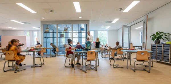 Arnhem Países Bajos Agosto 2020 Los Niños Escuela Primaria Trabajan Fotos De Stock