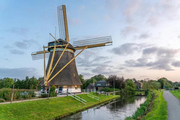 Traditionele Hollandse Windmolen Een Landelijk Landschap Naast Een Boerderij Een — Stockfoto