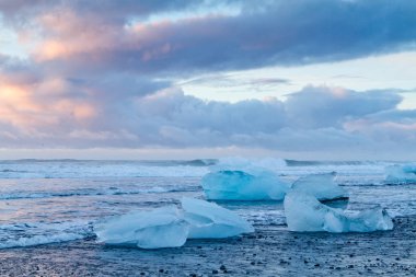 Diamond Beach, İzlanda siyah kum taşla buz