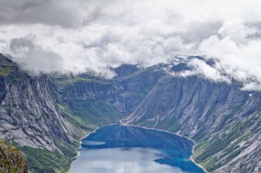 Trolltunga rock için trail. Ringedalsvatnet Gölü, Norveç