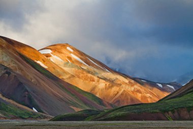 Gün batımında İzlanda dağ manzarası. Renkli volkanik dağlar Landmannalaugar geotermal. Laugavegur iz kısmı