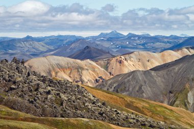 İzlanda dağ manzarası. Renkli volkanik dağlar Landmannalaugar geotermal. Laugavegur iz kısmı