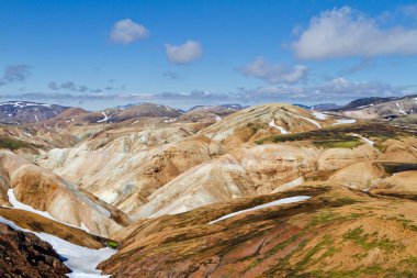 İzlanda dağ manzarası. Renkli volkanik dağlar Landmannalaugar geotermal. Laugavegur iz kısmı