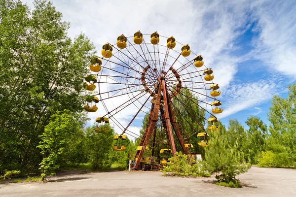 Ölü şehir Pripyat, Ukrayna eğlence parkında terk edilmiş dönme dolap. Chernobyl nükleer güç bitki bölge yabancılaşma