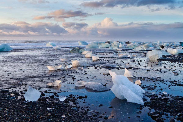 Diamond Beach, İzlanda siyah kum taşla buz