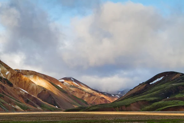 Gün batımında İzlanda dağ manzarası. Renkli volkanik dağlar Landmannalaugar geotermal. Laugavegur iz kısmı