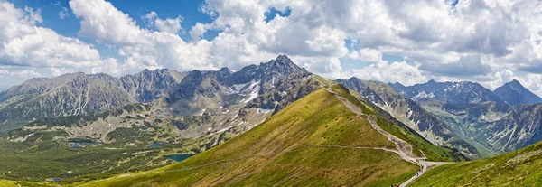 Panoramik dağ manzarası, Tatra Milli Parkı, Polonya. Yüksek Tatras, Karpat Dağları