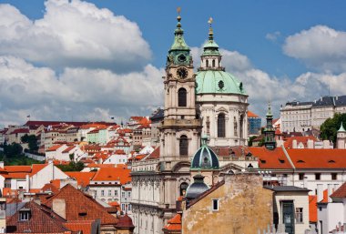 St. Nicolas churc eski kasaba kırmızı çatılar üzerinden. Prague, Çek Cumhuriyeti