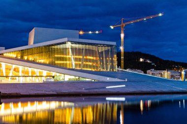 Oslo, Norveç - Temmuz 05: Gece görünümü Oslo Opera Binası ve opera arkasında yeni binalar üzerinde 05 Temmuz 2017