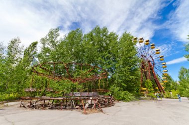 Terk edilmiş dönme dolap ve carousel ölü şehir Pripyat, Ukrayna eğlence parkında. Chernobyl nükleer güç bitki bölge yabancılaşma