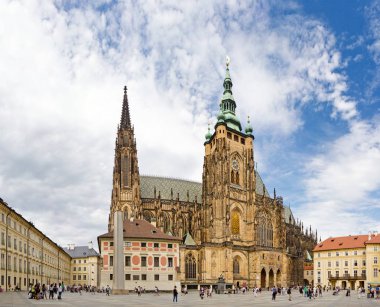 Prag, Çek Cumhuriyeti - 31 Ağustos: turist yakınındaki St. Vitus Katedrali Prag, Çek Cumhuriyeti için 31 Ağustos 2017 üzerinde kare