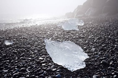 Diamond Beach, İzlanda siyah kum taşla buz