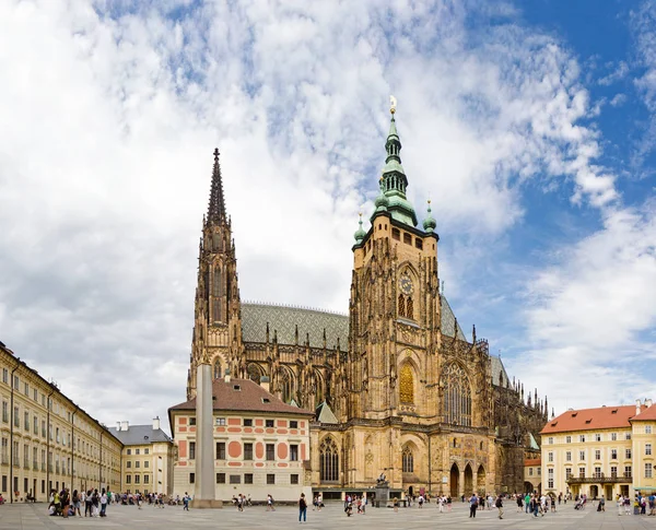 Prag, Çek Cumhuriyeti - 31 Ağustos: turist yakınındaki St. Vitus Katedrali Prag, Çek Cumhuriyeti için 31 Ağustos 2017 üzerinde kare