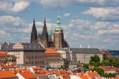 Hava kenti. St. Vitus Katedrali eski kasaba kırmızı çatılar üzerinden. Prague, Çek Cumhuriyeti