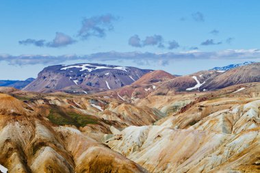 İzlanda dağ manzarası. Renkli volkanik dağlar Landmannalaugar geotermal. Laugavegur iz kısmı