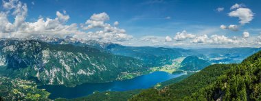 Güzel göl Bohinj Triglav Ulusal Parkı dağları ile çevrili. panoramik Vogel teleferik üst İstasyonu, Slovenya