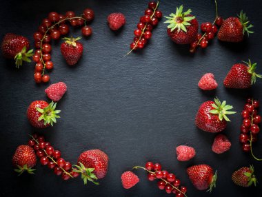 Çilek kare somun, çilek ve ahududu siyah arka plan üzerine. Üstten görünüm, düz yatıyordu, kopya alanı