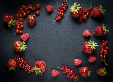 Çilek kare somun, çilek ve ahududu siyah arka plan üzerine. Üstten görünüm, düz yatıyordu, kopya alanı