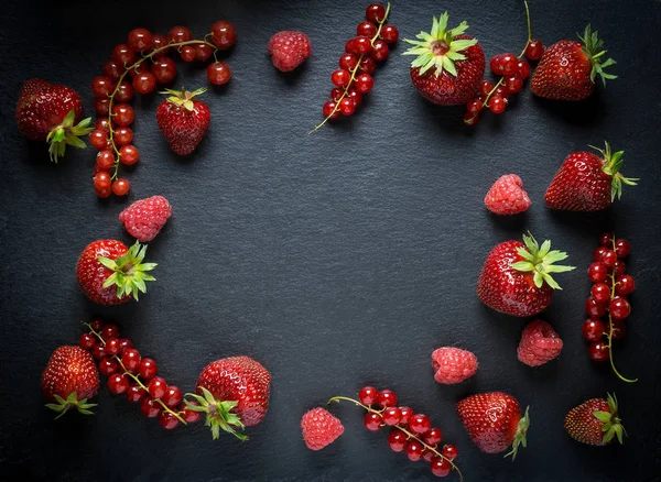 Çilek kare somun, çilek ve ahududu siyah arka plan üzerine. Üstten görünüm, düz yatıyordu, kopya alanı