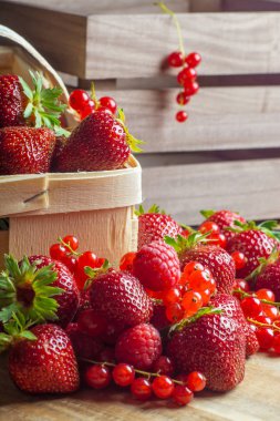 Somun, çilek ve ahududu ahşap kutu üzerinde çilek karışımı