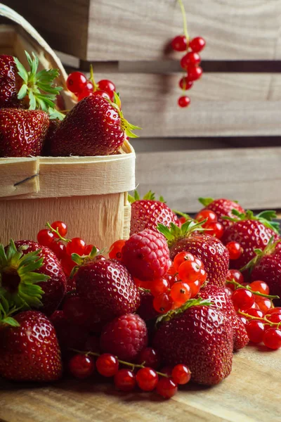 Somun, çilek ve ahududu ahşap kutu üzerinde çilek karışımı